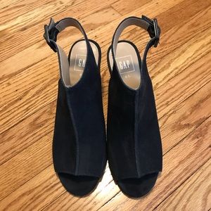 Navy Gap peep toe chunky heels - sz 8.5. Like new!